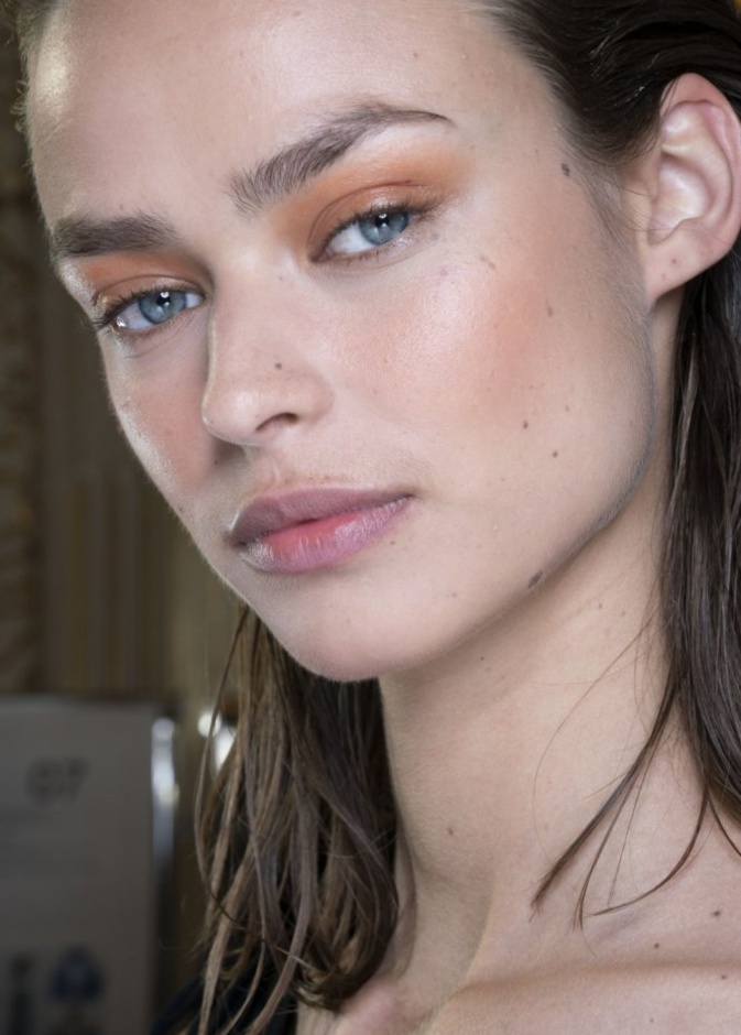 ادمجي ظلال عيونك جيداً