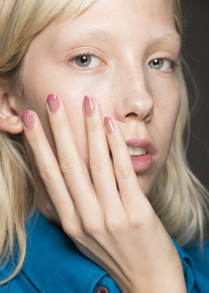 أظافر فرانش جريئة من Gareth Pugh