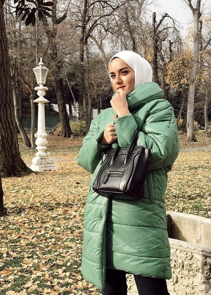 المدونة Eda Comart تختار المعطف للمطبن بلون أخضر فستقي