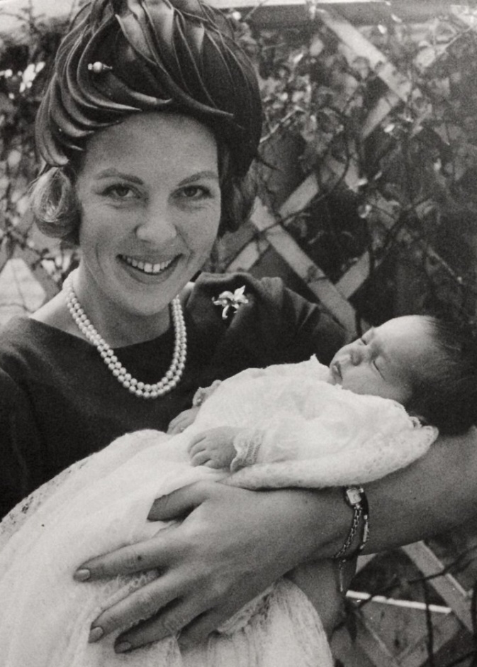  الملكة بياتريكس ترتدي تاج Queen Emma's Diamond Tiara.