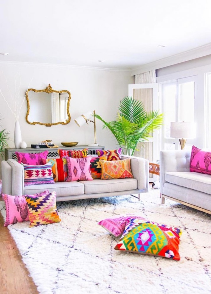 تصاميم وسائد بسيطة ومميزة لكنب أنيق باللون البيج