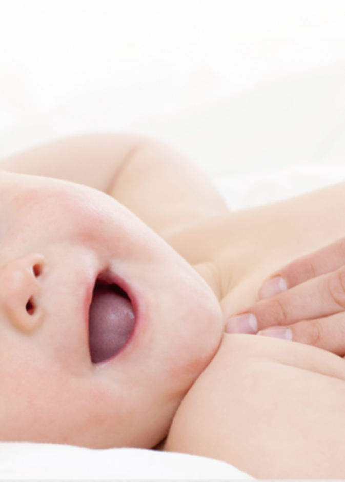 تدليك بطن الطفل بزيت اللافندر مفيد لعلاج المغص