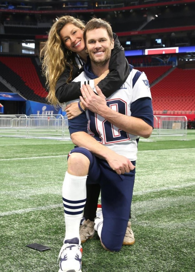 هكذا شجعت العارضة جيزيل بوندشين زوجها توم برادي في مباراته أمس 