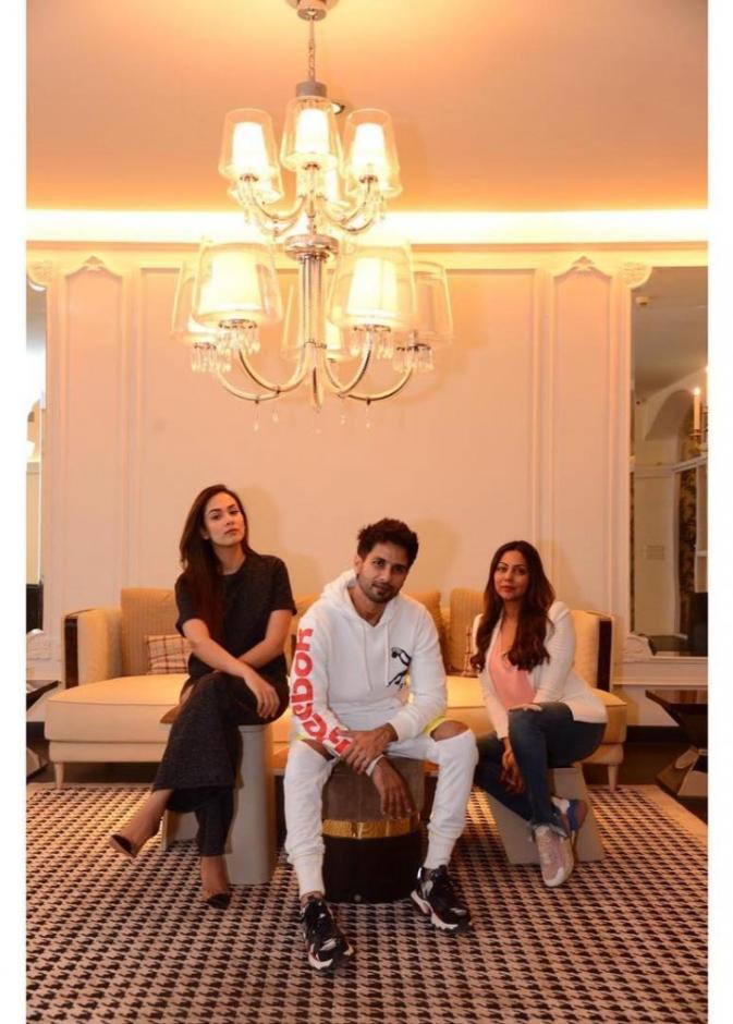 احتفت غوري خان بالنجم شاهيد كابور و زوجته ميرا في المتجر