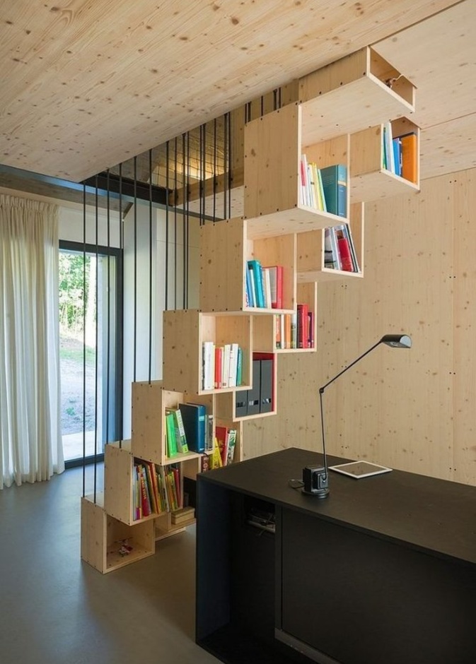 مكتبة غرفة معيشة مصممة بشكل مائل للتخفيف من المساحة المطلوبة