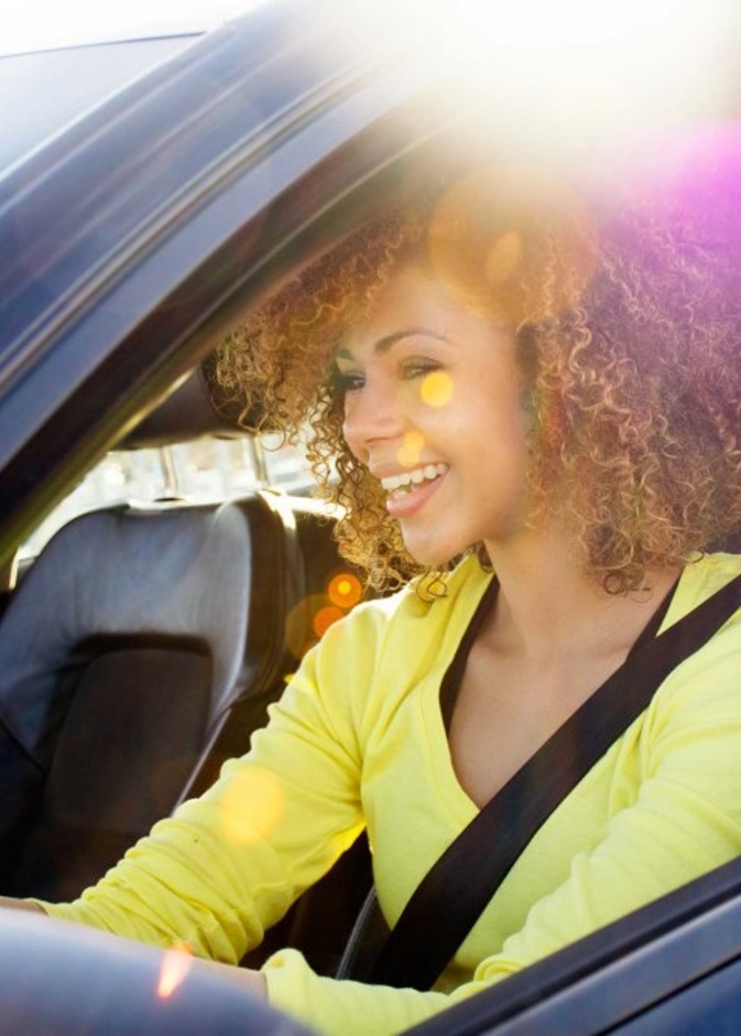  تأكدي من الجلوس في الوضع الصحيح على مقعد القيادة