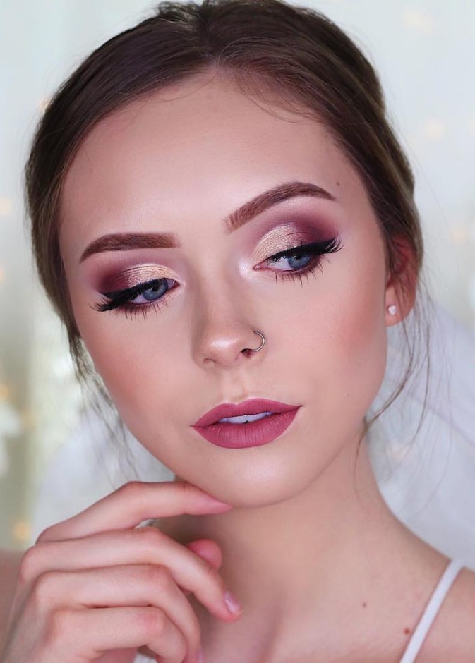 أحمر شفاه طبيعي لامع