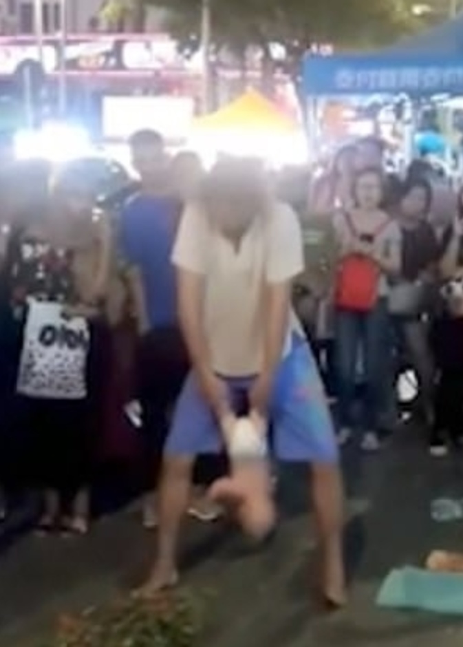 الجمهور استهجن تصرف الأب