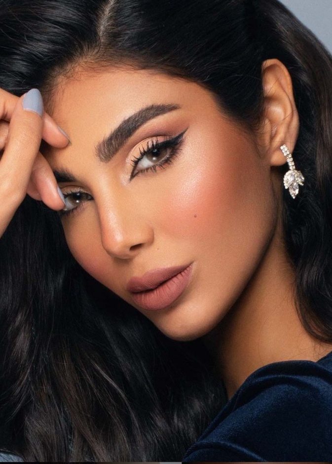 تنصح لينا صاحبات البشرة البيضاء بالمكياج الوردي
