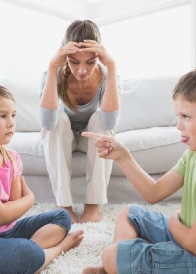 كيف تتصرف الأم مع شجار أبنائها