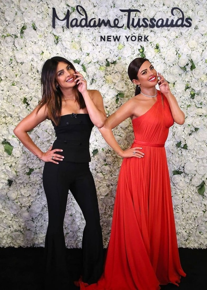 بريانكا تشوبرا تزيح الستار عن تمثالها الشمعي الجديد