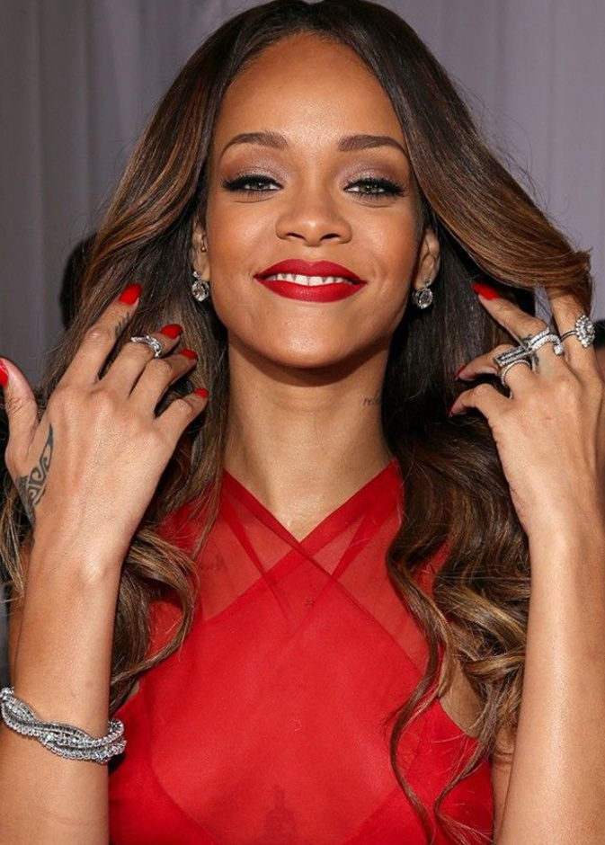 أديل ترتدي مجوهرات لورين شوارتز Lorraine Schwartz