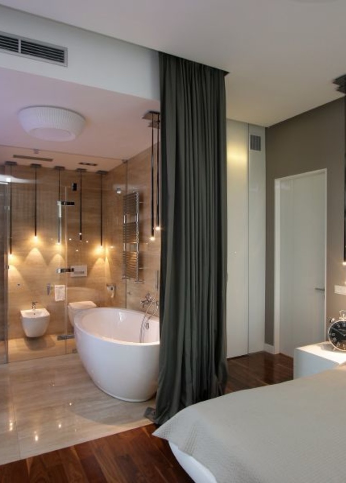 ديكور من الخشب يفصل غرفة النوم عن الحمام