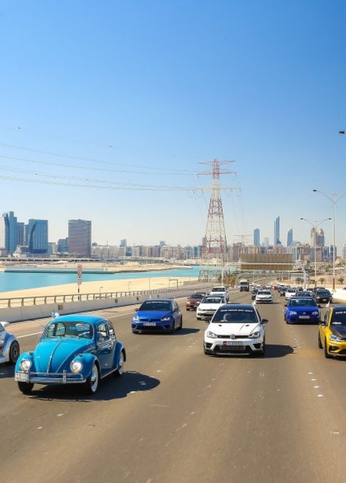 أكثر من 300 سيارة من سيارات فولكس واجن في قافلة جابت شوارع أبوظبي