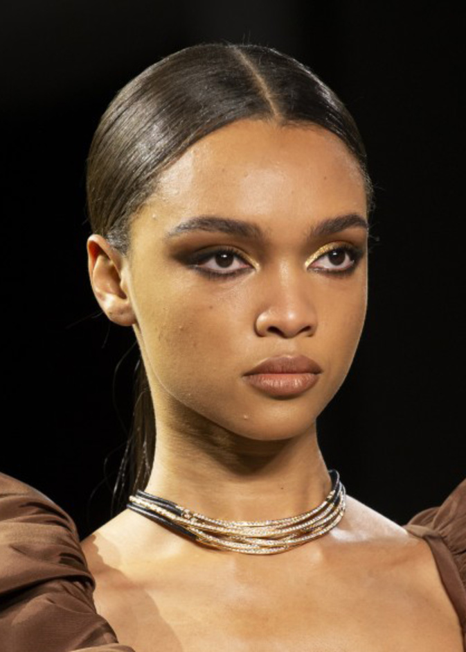 مكياج برونزي طبيعي من دار Badgley Mischka