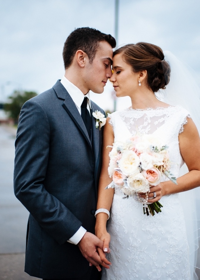 اجعلي الزهور العنصر الرئيسي في ديكور حفل زفافك