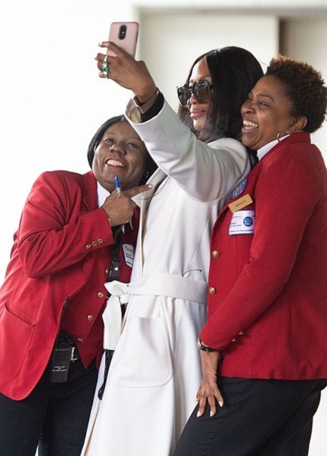 نعومي كامبل تلتقط سيلفي مع مضيفات الطائرة المعجبات بها