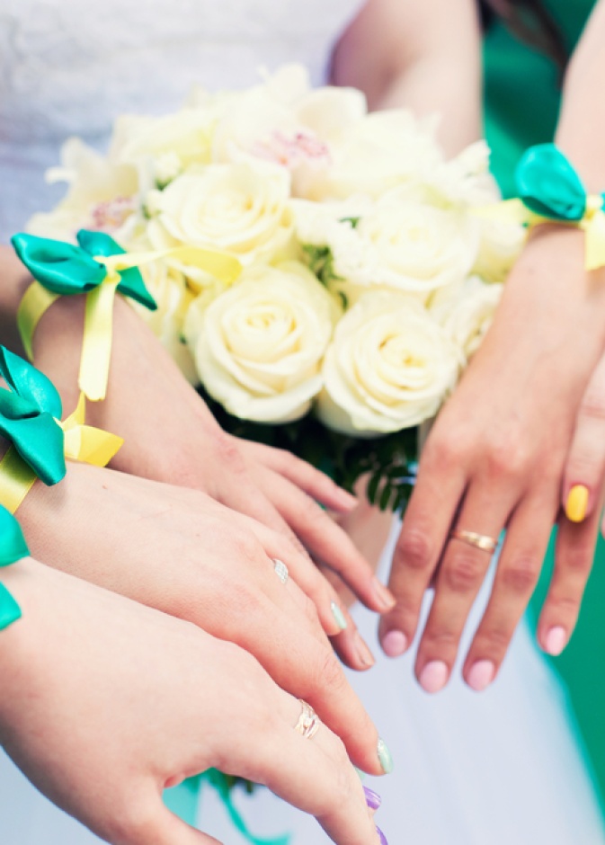 الوان اساور الوصيفات يجب ان تتناسق مع الديكور العام