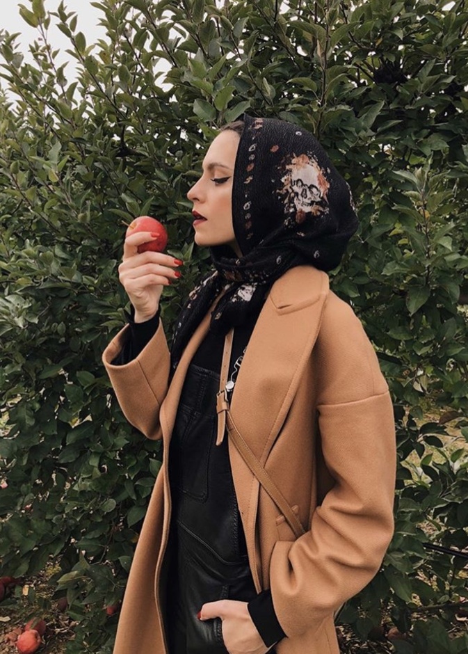 سكارف ناعم باللون الوردي الفاتح مع إطلالة باستيلية مميزة