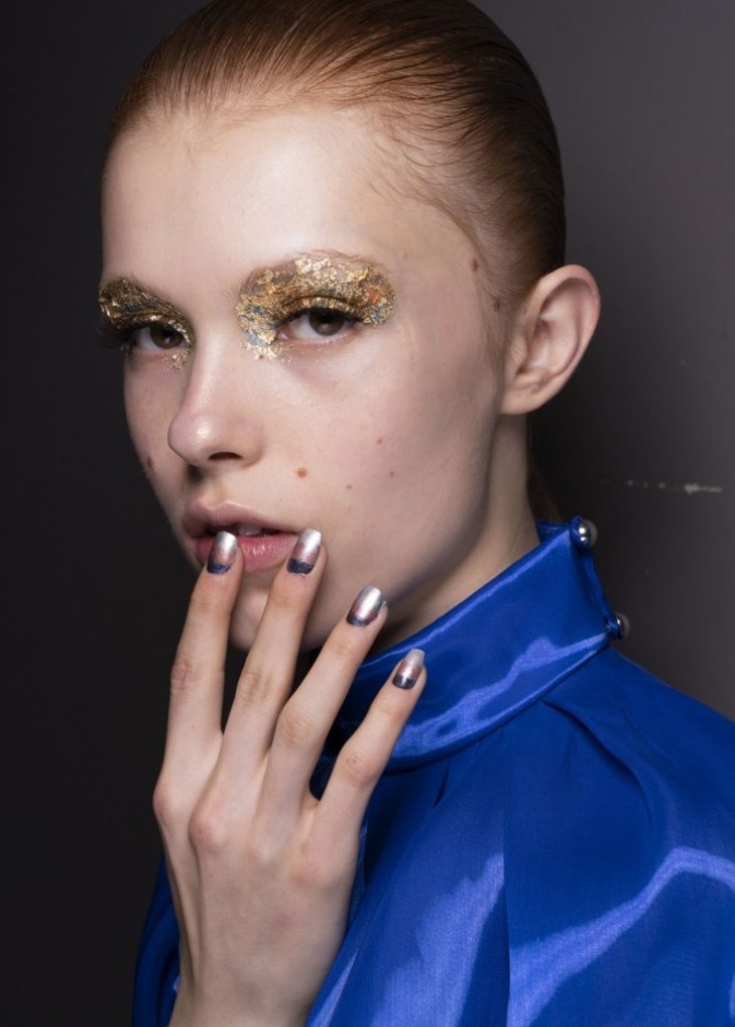 مناكير زهرية فاتحة بحبيبات اللؤلؤ النافر على أطراف الأظافر الطويلة من وحي دار Fashion East