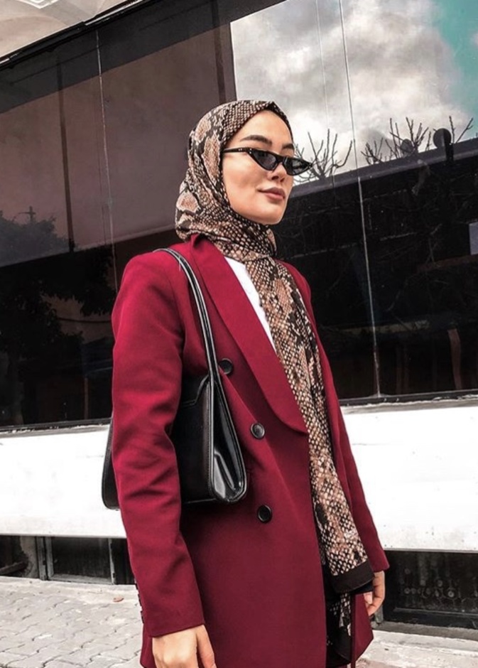استوحي إطلالاتك بالحجاب في السفر من أسلوب المدونة التركية Esra Oguz