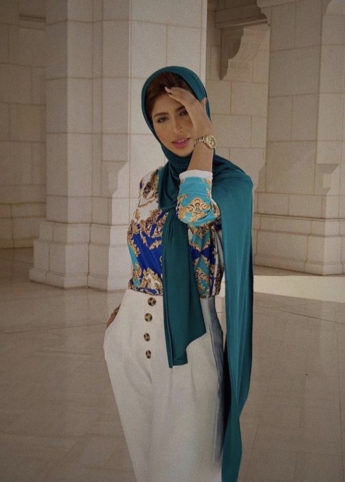 إضافة اللون النيون الدارج إلى إطلالة شبابية