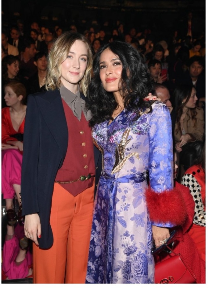 سيرشا رونان وسلمى حايك في عرض غوتشي خلال أسبوع الموضة بميلان