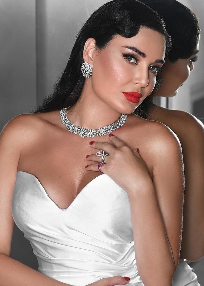 سيرين عبد النور متألقة بمجوهرات لازوردي L'azurde