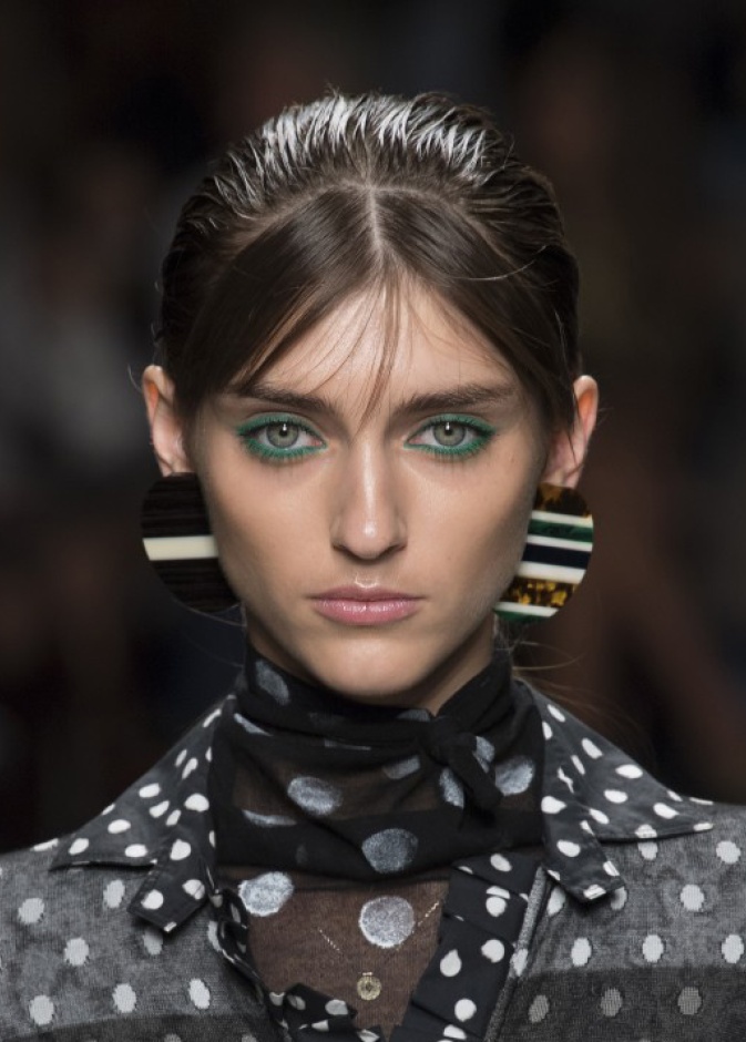 جرأة الآيلاينر الأخضر الرفيع على الجفون العليا والسفلى من دار Cividini