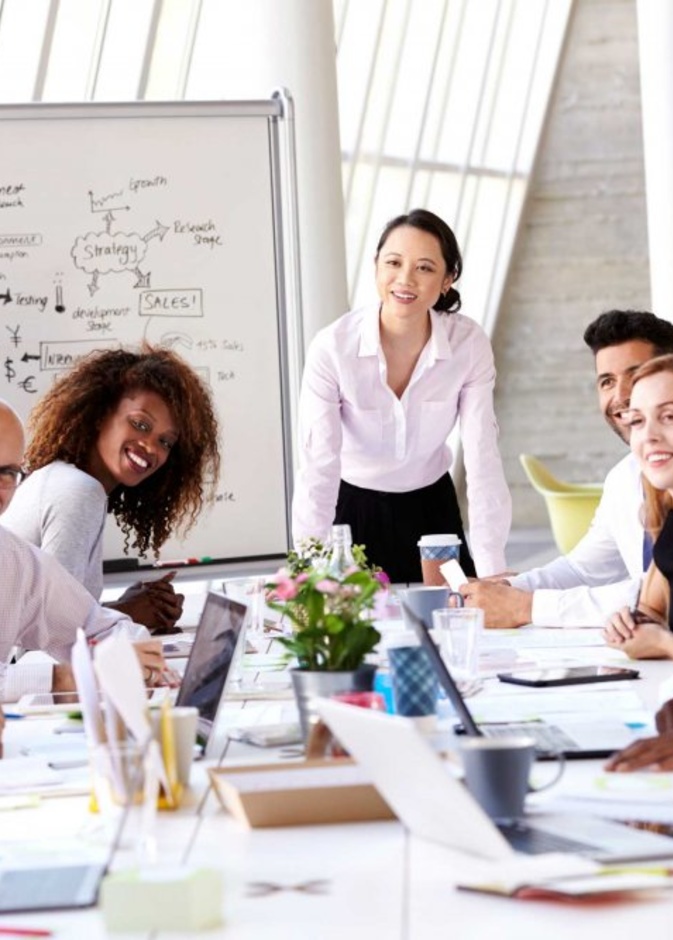 يشدد المدير من برج الدلو على العمل ضمن فريق