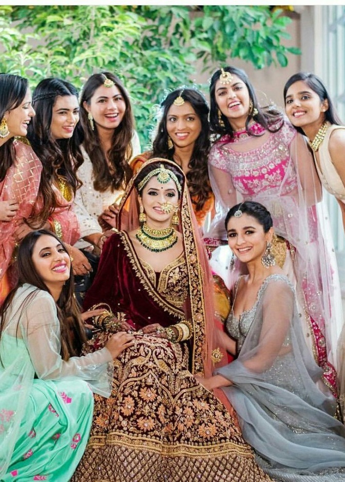 عليا بهات وصيفة شرف في حفل زفاف صديقتها المقربة