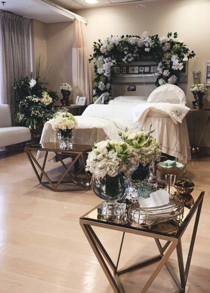 اعتماد لوحة ألوان راقية وأنيقة بدرجات الأبيض والأزرق والأخضر في صالة استقبال الضيوف