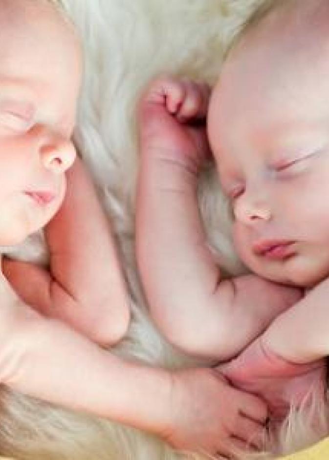 نصائح للأم التي لديها توأم في تخطي الشهور الأولى