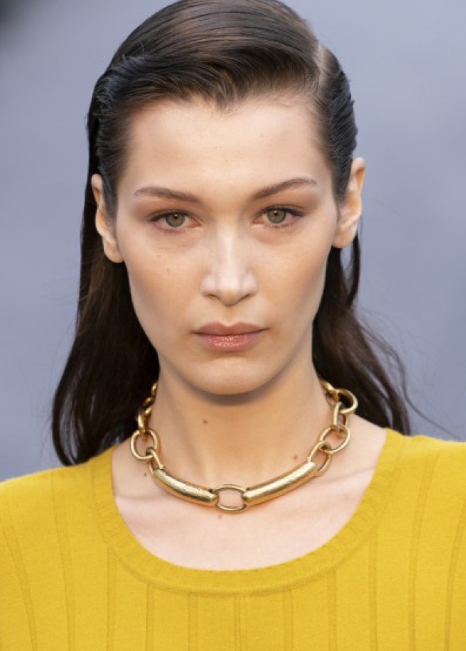 أحمر الشفاه البارز الذي يليق بالشفاه الصغيرة بأسلوب Ermanno Scervino