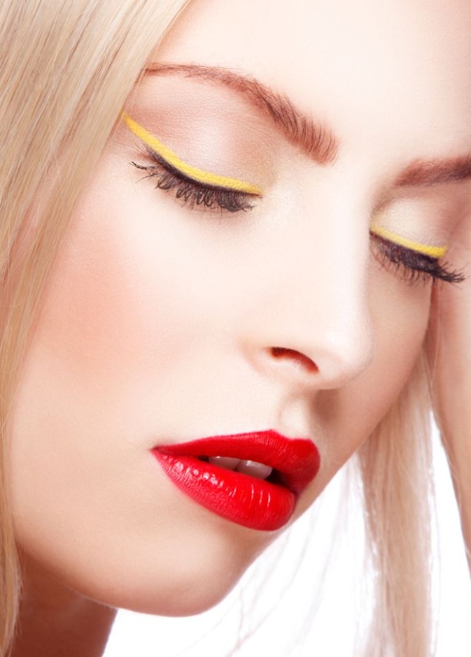 أجمل طرق وضع الآيلاينر الليموني