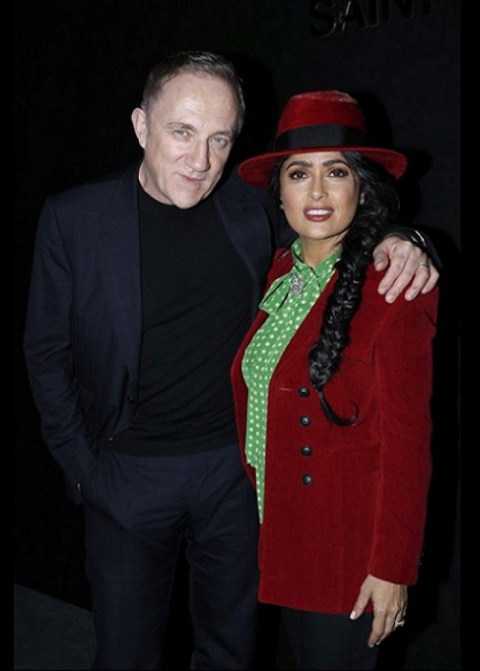 سلمى حايك وزوجها  فرانسوا بينولت أثناء حضورهما عرض سان لوران أمس في باريس