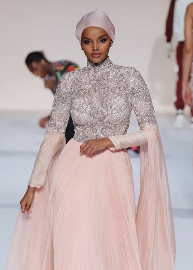 عارضة الأزياء Ashley Graham في عرض Christian Siriano