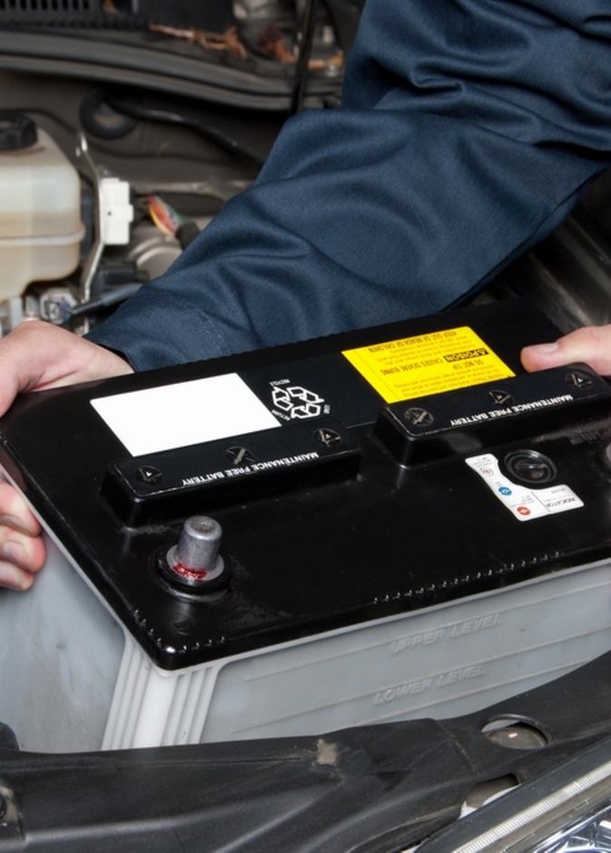 ضع سيارتك بالقرب من السيارة الأخرى المستعارة بحيث تكون كل منهما مقابلة للأخرى