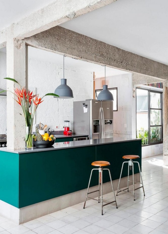 تصميم مطبخ كلاسيك يتميز باللون الجذاب لجزيرة المطبخ