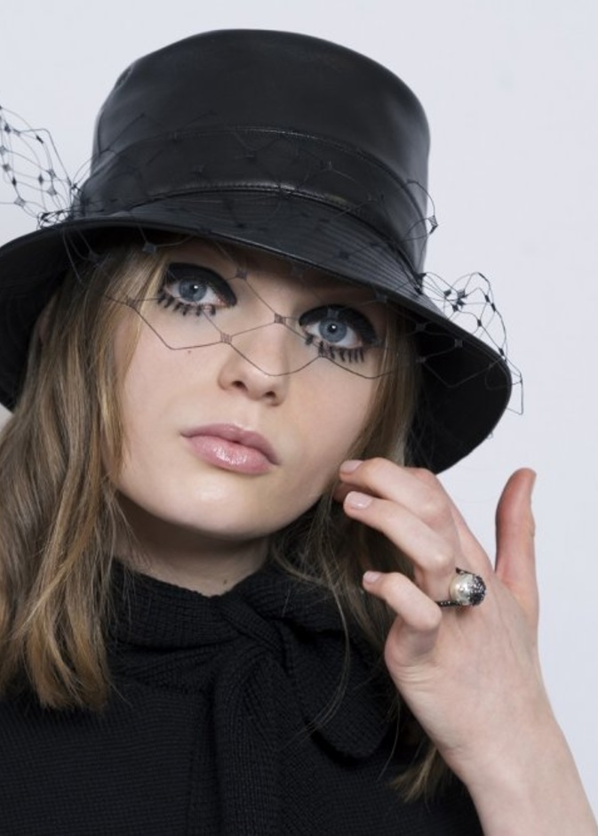 استُخدمت مسكارتين لإبراز الرموش بشكل أكثف وأغمق