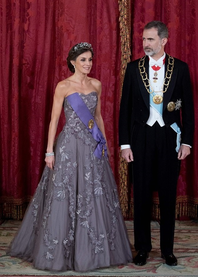 الملكة ليتيزيا ملكة إسبانيا بإطلالة ساحرة في مدريد مع زوجها الملك فيليب السادس