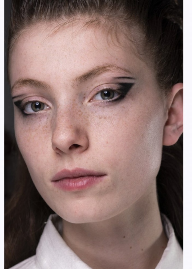  رسمات آيلاينر حمراء من وحي دار Rochas