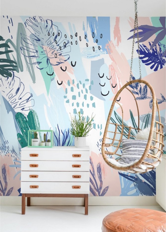 لوحات بألوان الباستيل يبرز جمالها اللون الكحلي الغامق للجدار