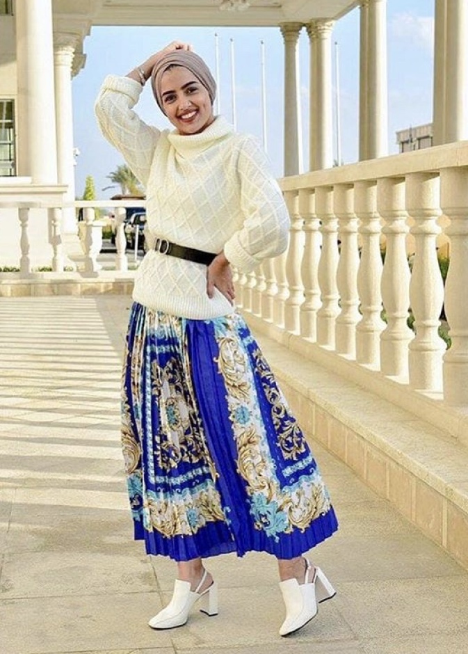 إطلالة مينيمالية مكونة من بنطلون وقميص واسعان مع حذاء اكسسوارات بألوان جريئة