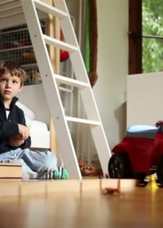 مخاطر ترك الأطفال الصغار بمفردهم في المنزل 