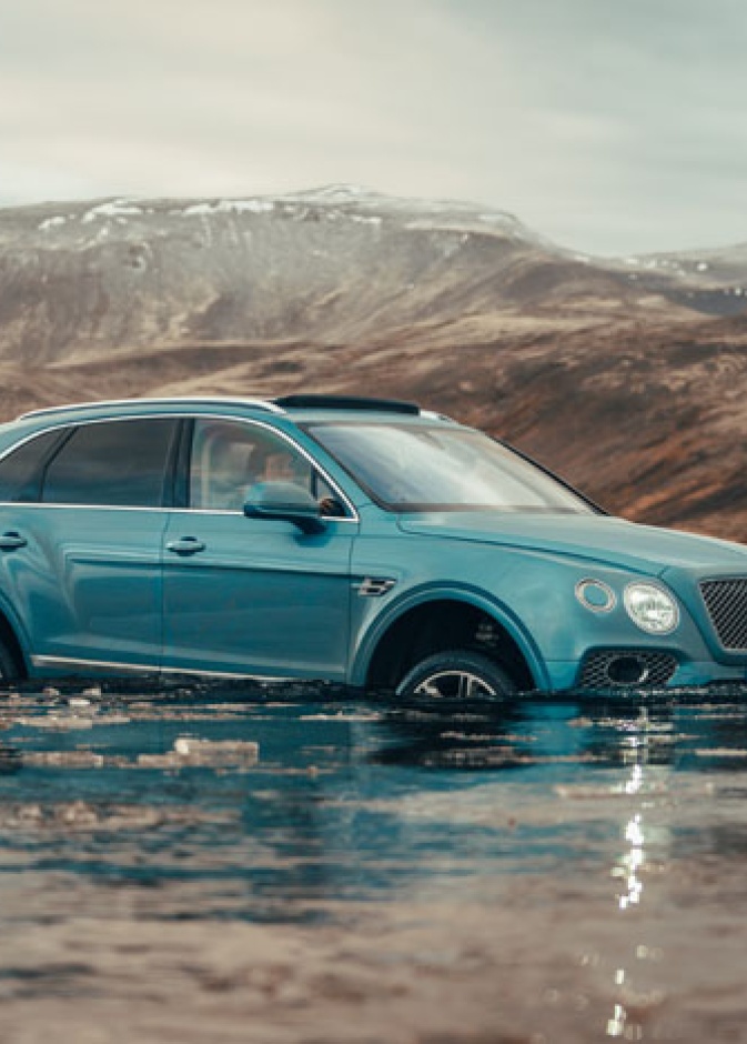 "هي" في أحضان أيسلندا الساحرة مع  Bentley Bentayga V8 