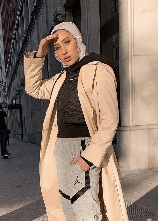 Anisa Stoffel بلفة حجاب كاملة وأضافت قطعة قماش مبرومة على شكل طوق