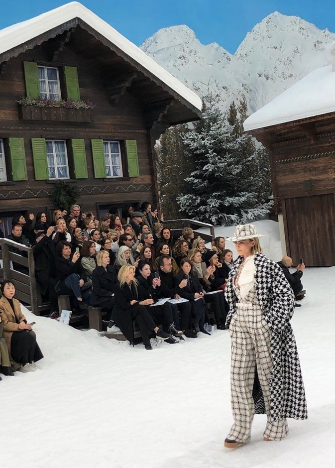 دار شانيل تبهر الحضور بعرض مذهل من وحي جبال الألب خلال أسبوع الموضة في باريس