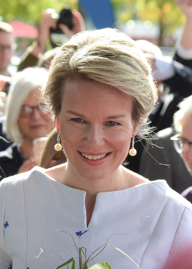 الملكة ماتيلد ترتدي أقراط Art Deco Fringe Earrings