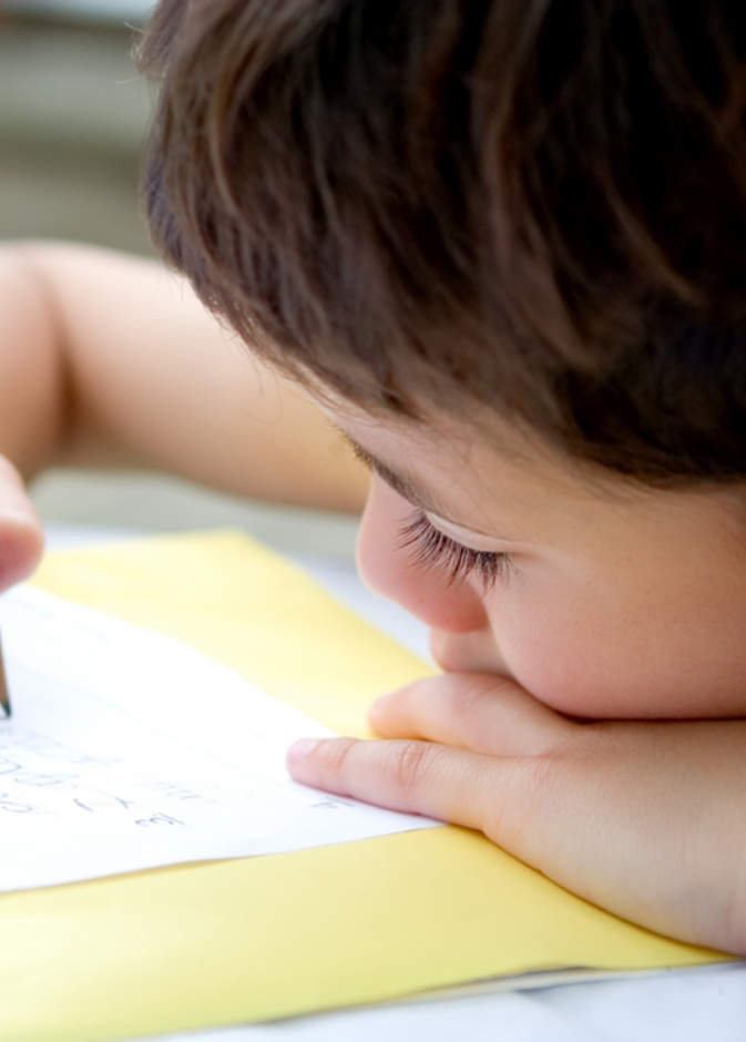 كيف تساعد الأم طفلها على تحسين خطه أثناء الدراسة 